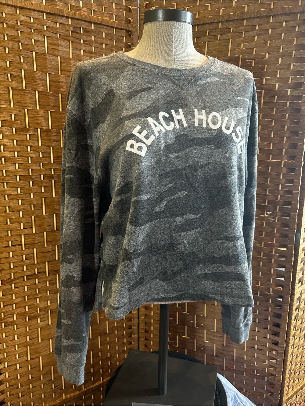 League Beach House Gray Camo Sweatshirt Women’s Large Logo Graphic Pullover